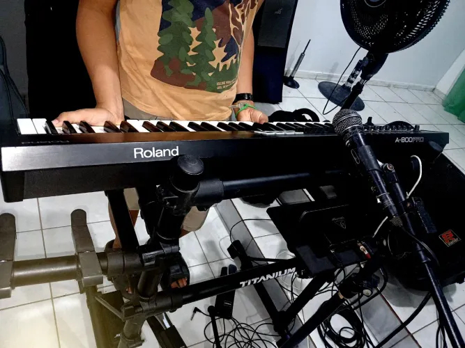 Controlador midi roland apro800 61 teclas