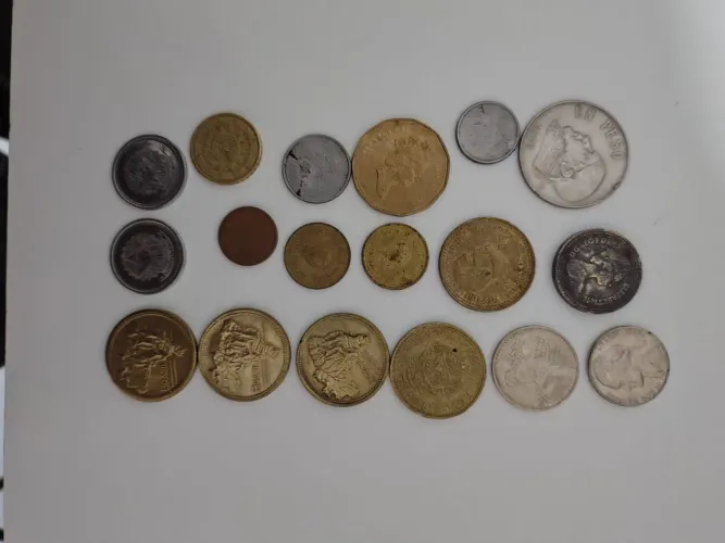 Coleção de moedas e cédulas antigas