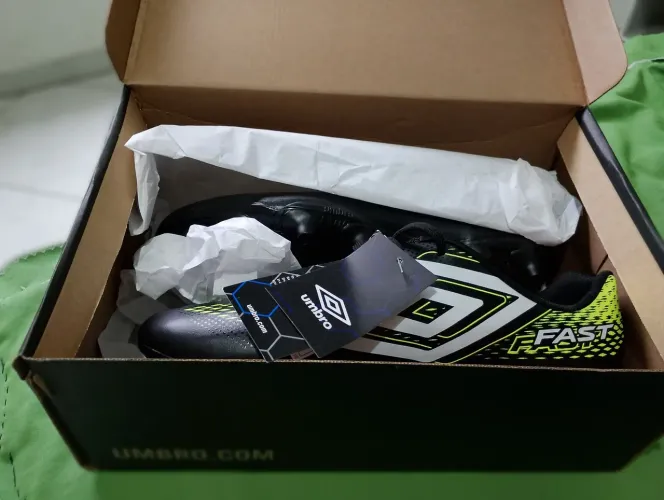 Vende chuteiras da umbro original umbro.
