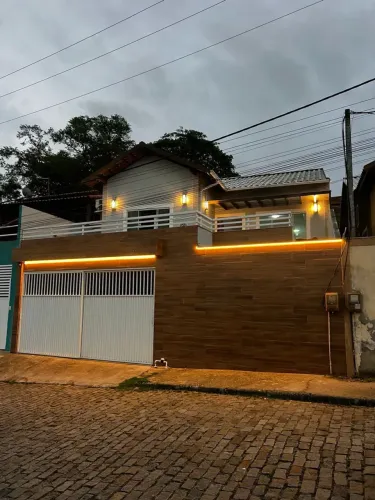 Casa Sofisticada em Condomínio com Área Verde | 3 Quartos, Energia Solar e Área Gourmet