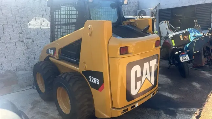 MINI CARREGADEIRA CATERPILLAR 226B3 - ANO 2015