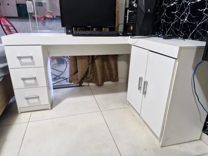 Mesa em L para Escritório/Home Office com Gavetas e Armário