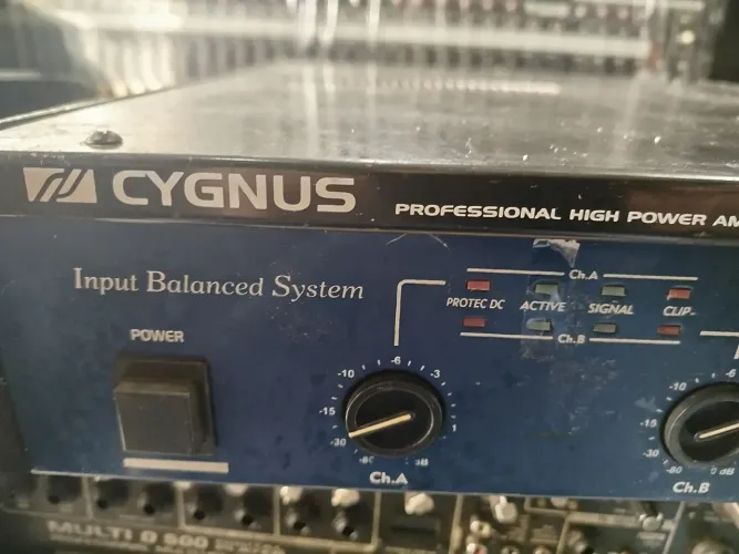 (POTÊNCIA PROFISSIONAL SEMI-NOVA CYGNUS SPA-900/2 OHMS TURBO-VENTILADA)