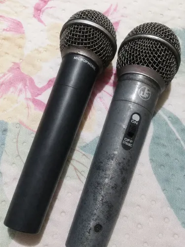 Vendo dois microfones usados, funcionando bem!!