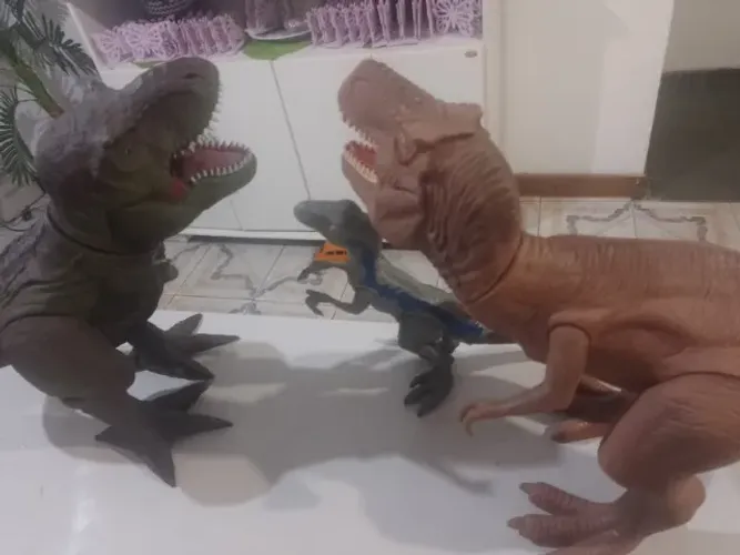 TRES DINOSSAUROS USADOS T-REX 35CM