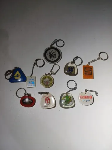Lote chaveiros colecionáveis diversos 
