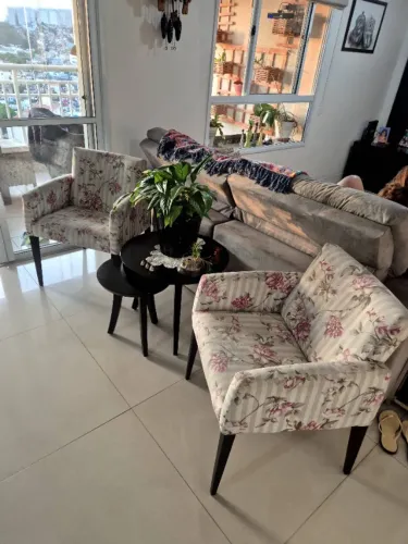 Poltronas e mesas de centro