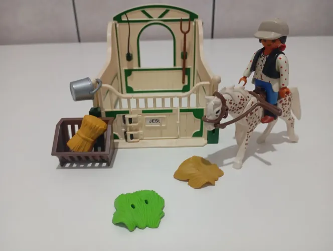 Playmobil kit com 3 estábulos