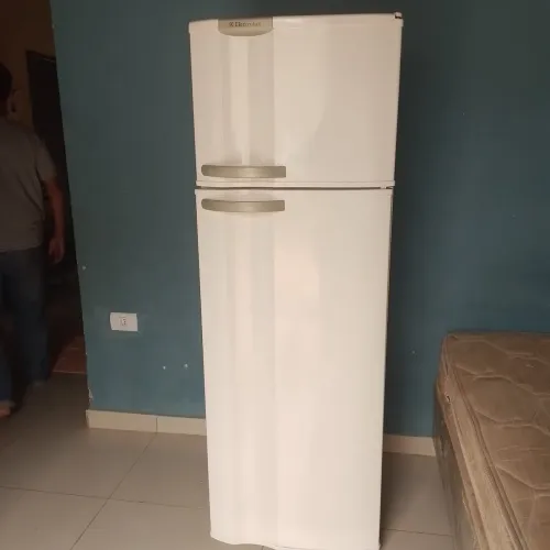 Geladeira dúplex Electrolux frost free semi nova. $680