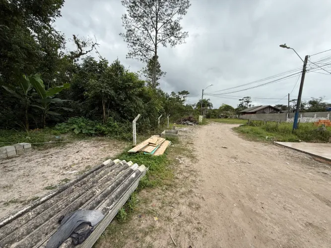 TERRENO COM 2.700m2 HÁ 7MIN DO MAR A VENDA EM MATINHOS NO BALNEÁRIO ALBATROZ