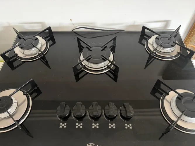 Cooktop a gás Fischer de 5 bocas em vidro temperado preto.