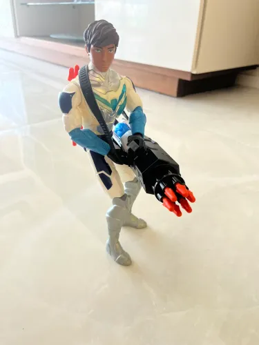 Boneco Max Steel com minigun