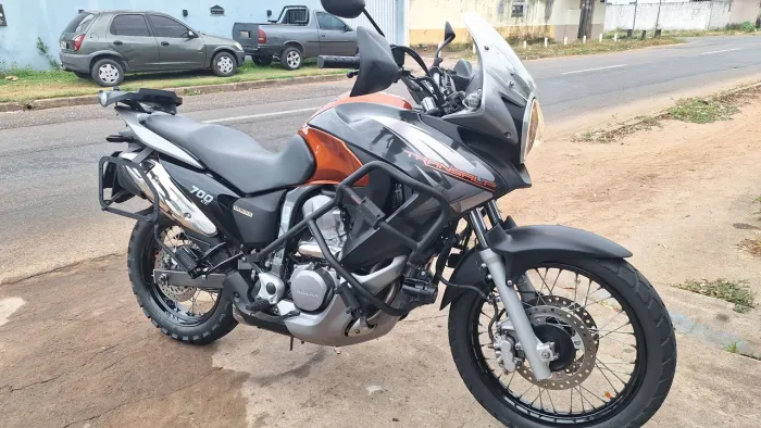 Honda transalp 700v. 2014/2014. Novíssima. No ponto de transferência. Com vários acess
