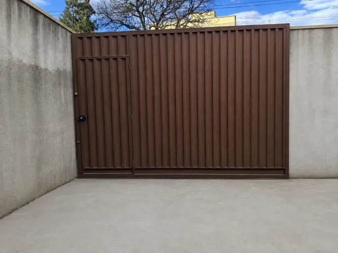 Portão para garagem com social