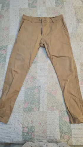 Calça social tipo alfaiataria, sarja, modelo skinny