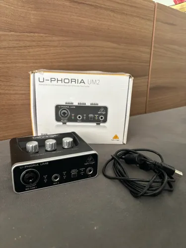 Interface de Áudio Behringer U-Phoria UM2 USB - Completa com Cabo e Caixa