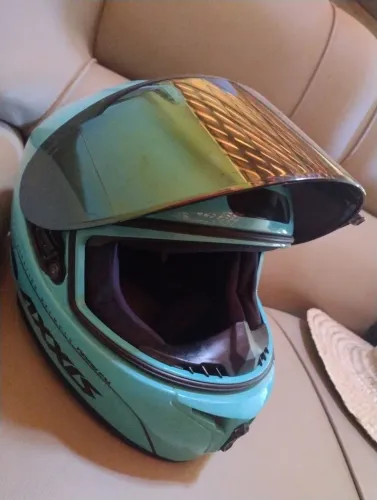 Capacete da marca AXXIS TAH EM PERFEITO ESTADO MUITO BOM NUMERAÇÃO 40 