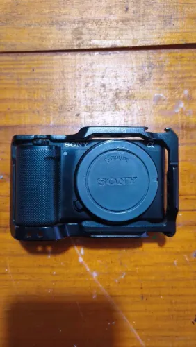 Kit Profissional Sony ZV-E10 + Lente 50mm f/1.8 + 18-55mm + Flash Godox TT685II + Extras