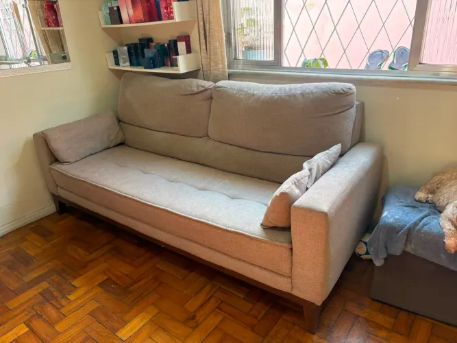 Vendo um sofá de três lugares 