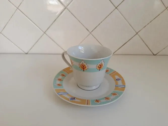Jogo com 4 xícaras de chá + 4 pires em porcelana