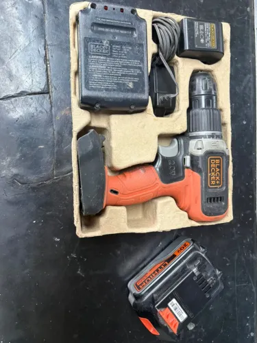 Parafusadeira 20V Black and Decker com duas baterias