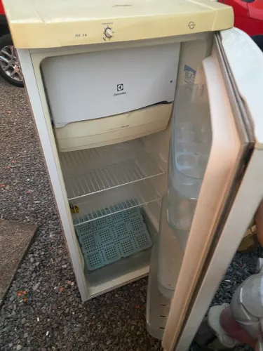 Vende sofá e geladeira unai mg