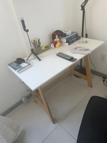 Mesa de madeira branca