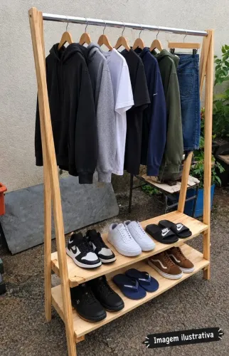 Arara de roupas e sapatos em madeiras!