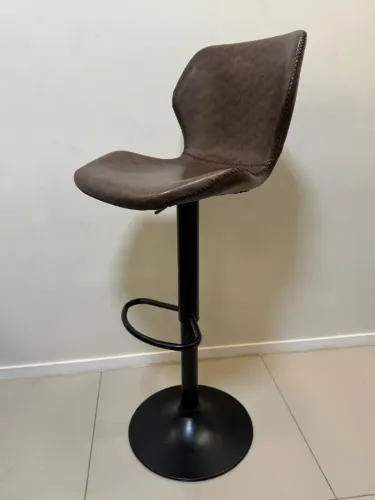 BANQUETAS ALTAS EM COURO BERING