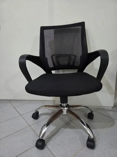 Cadeira de Escritório Diretor Giratória (braço direito possui um rachado)