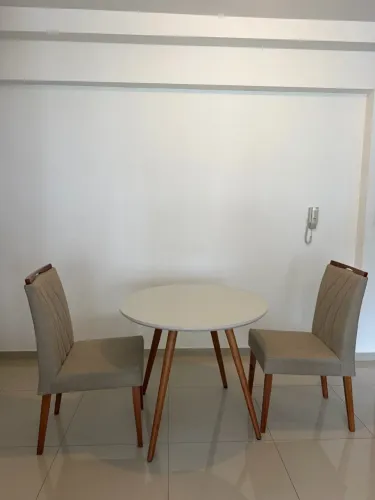 Vendo mesa com duas cadeiras