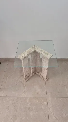 Mesa lateral de granito com tampo de vidro - compacta e elegante