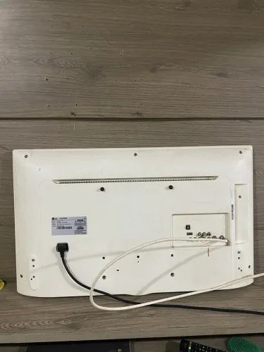 Vendo tv lg, com uma mancha preta na tela