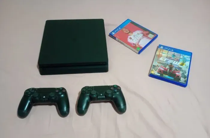 Ps4 slim de 500 GB em perfeito estado acompanha 2 controles e dois jogos