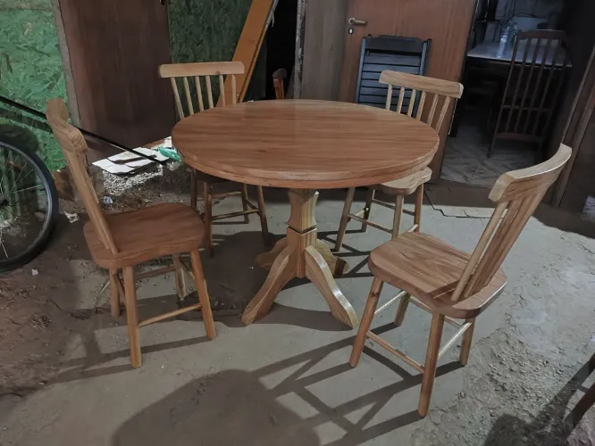 Mesa de jantar redonda com 4 cadeiras de madeira de lei