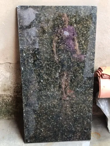 Vendo pedra de mármore no tamanho de 50cm de largura e de 98cm de comprimento.