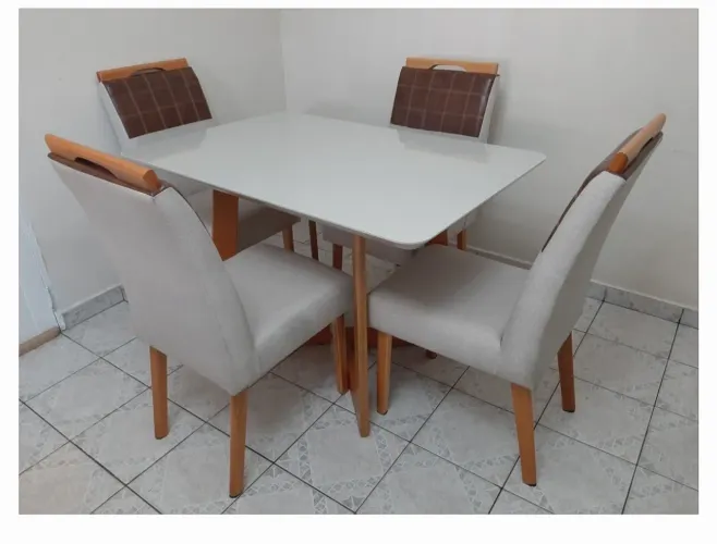 Conjunto de mesa e cadeiras em madeira mdf