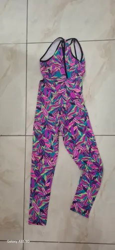 Macacão e blusa de frio, nunca usados.