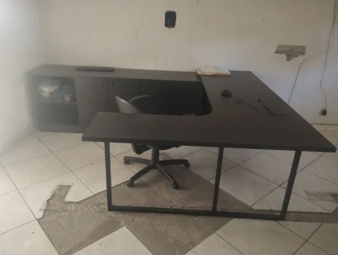 Mesa de escritório acoplada com.armario