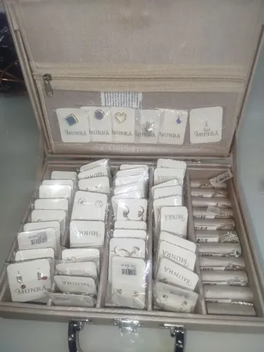 Vendo semi jóias, maleta fechada