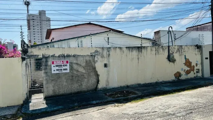 Casa para aluguel possui 370 metros quadrados com 8 quartos em Dionisio Torres - Fortaleza