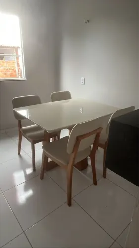 MESA 4 CADEIRAS DE MADEIRA