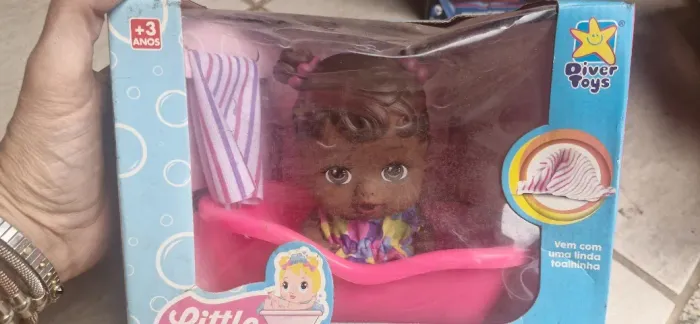Boneca little dolls na banheira negra