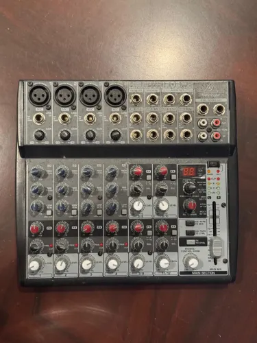 Mesa de Som Behringer 1202fx