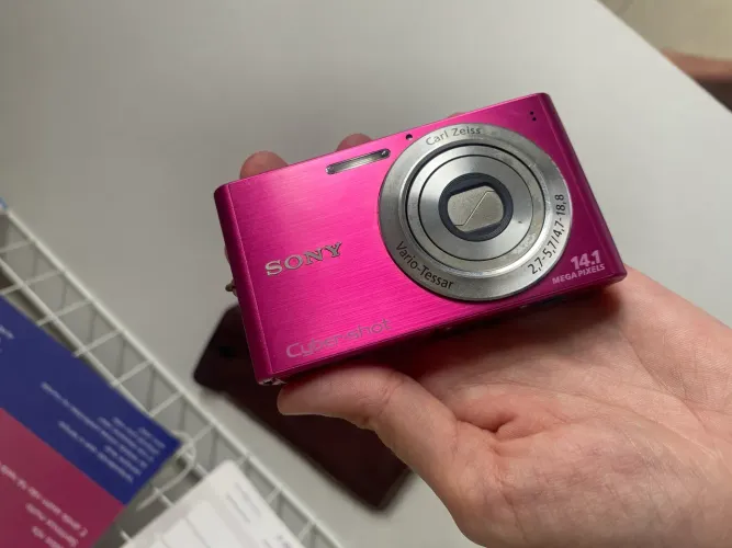 Câmera Sony Cyber-shot 14.1MP Rosa | Lente Carl Zeiss | Compacta e Original  