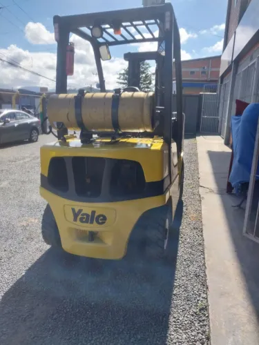 Empilhadeira Yale 2.500kg torre triplex reformada