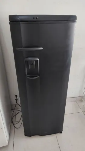 Vendo geladeira Eletrolux 262L 127v funciona perfeitamente leia a descrição do anúncio.