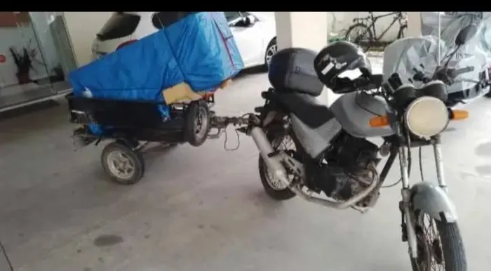 Reboque com freio hidráulico e moto