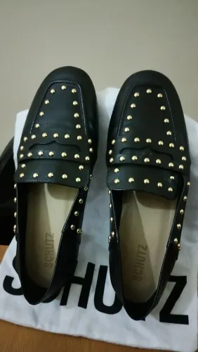 Mocassim preto com tachas 