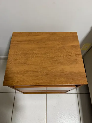Criado-mudo de madeira com 2 gavetas - R$ 150